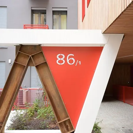 Queen Martinne For Long Rent Bologna