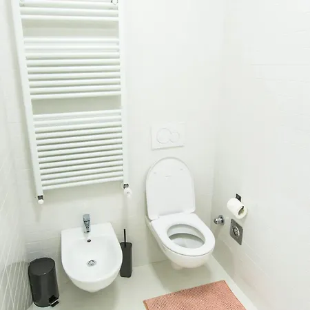 Queen Martinne For Long Rent 볼로냐