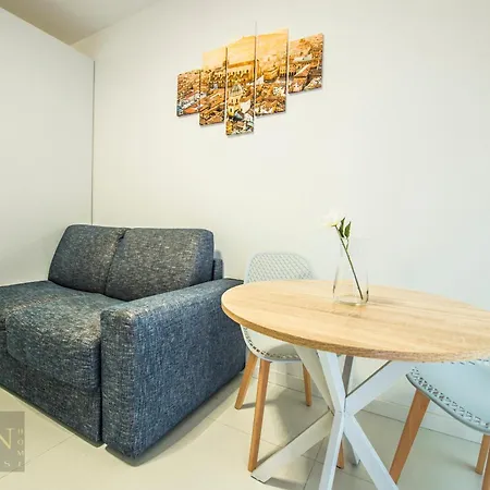 Queen Martinne For Long Rent Apartment Bologna