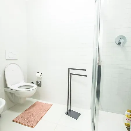 Queen Martinne For Long Rent Apartment Bologna