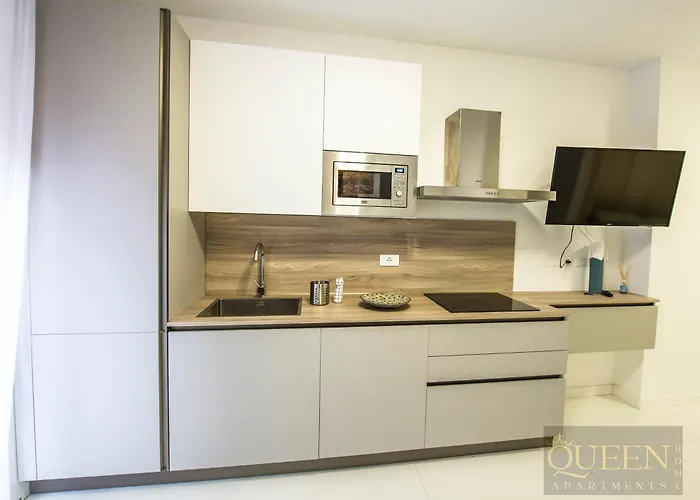 Queen Martinne Bologna