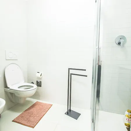 Queen Martinne For Long Rent *